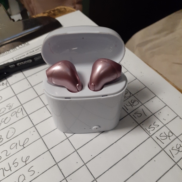 Brand new Ear Pods - Picture 1 of 3